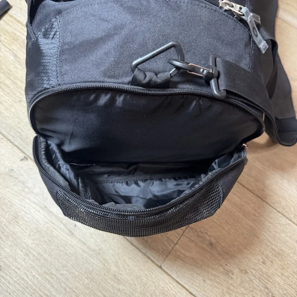 Oakley Black Duffle Bag Vintage Gym Bag in Excellent Condition Model 92345